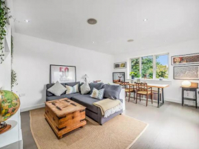 Pass the Keys Modern Terrace Apartment in Putney